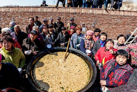Nồi Mì Khổng Lồ Ở Trung Quốc Thu Hút Hơn 2000 Người Ăn